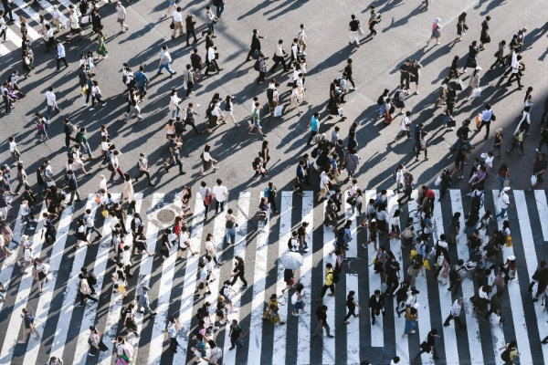 People crossing a street in Tokio